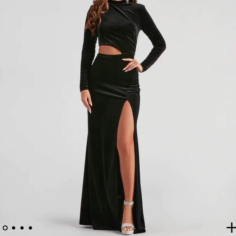Black long sleeve velvet formal dress!